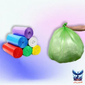 تصویر چند رول کیسه زباله پرفراژدار و یک کیسه زباله در دست